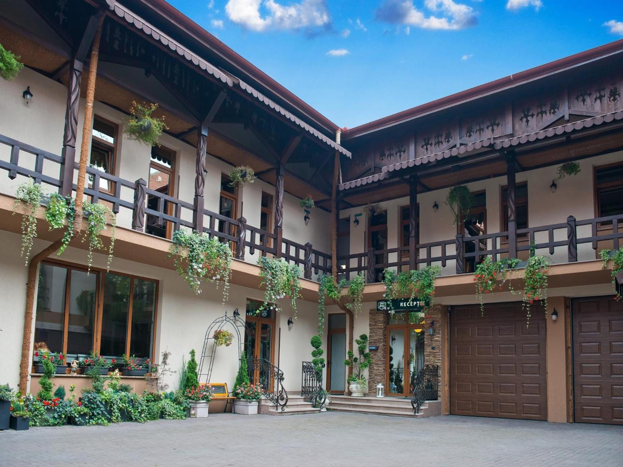 Hotel Galany Rădăuţi Extérieur photo